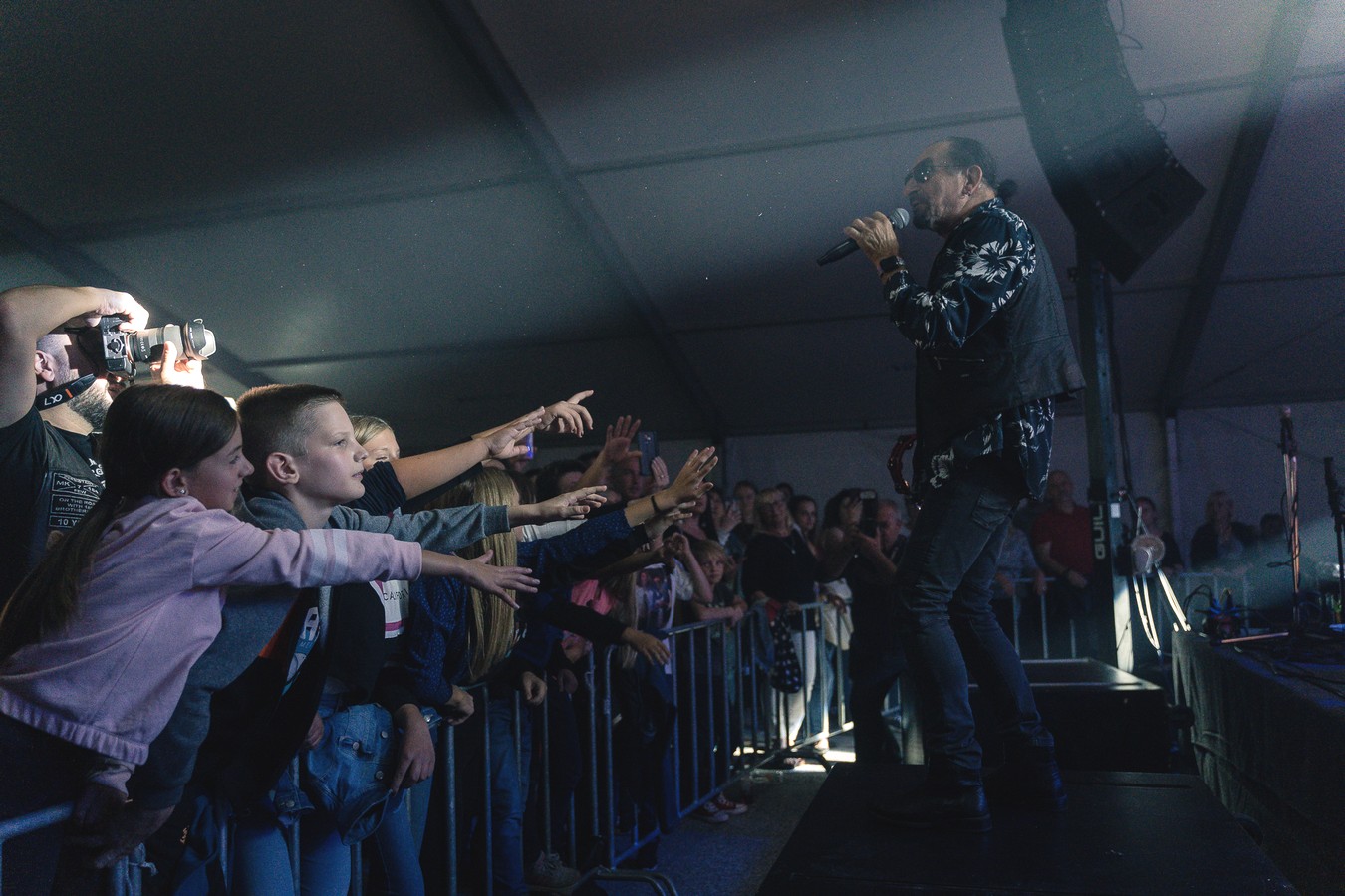 Odlična atmosfera u Kotoribi: Željko Bebek raspjevao publiku u prepunom šatoru