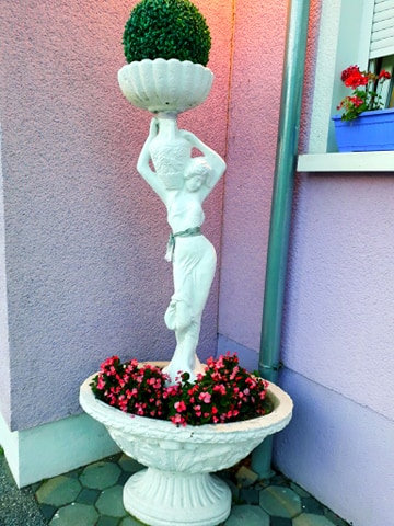 Spoj umjetnosti i prirode u vrtnoj oazi Andreje Kraljić u Savskoj Vesi