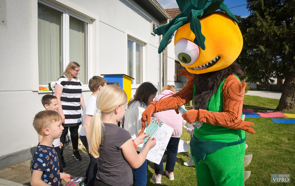 Mala slobodna knjižnica u Oporovcu