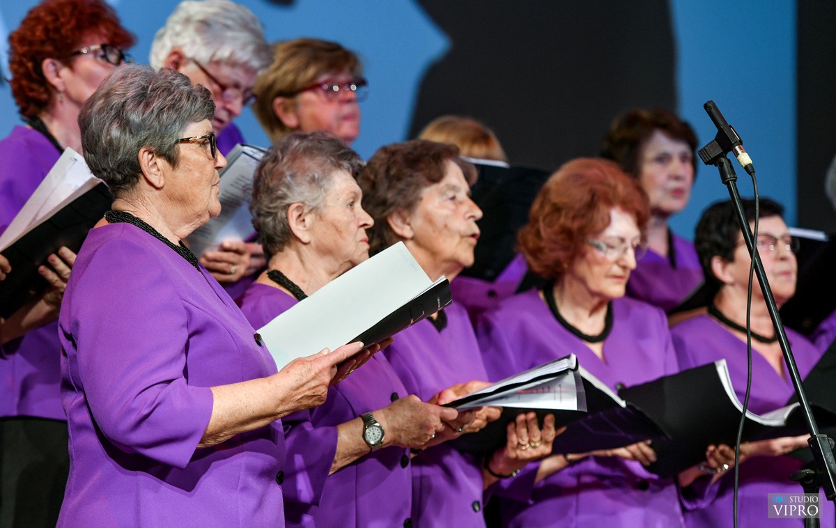 Udruga umirovljenika pjesmom čestitala Majčin dan