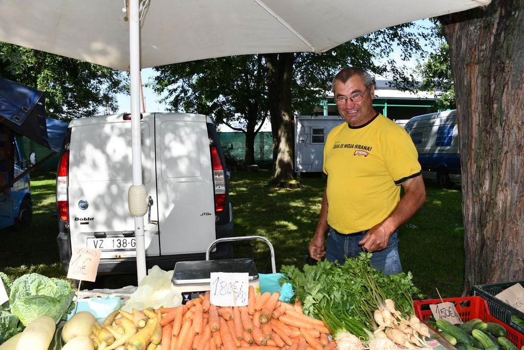 SAJAM U ČAKOVCU Sajam je preplavilo obilje svježeg voća i povrća