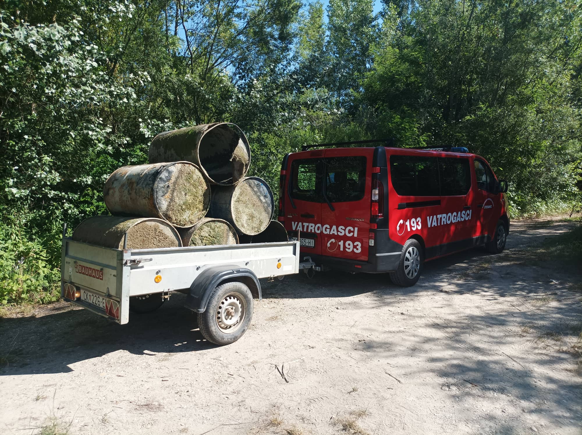 Akcija čišćenja separacije u Ivanovcu: Ronioci iz vode izvukli čak i bačve!