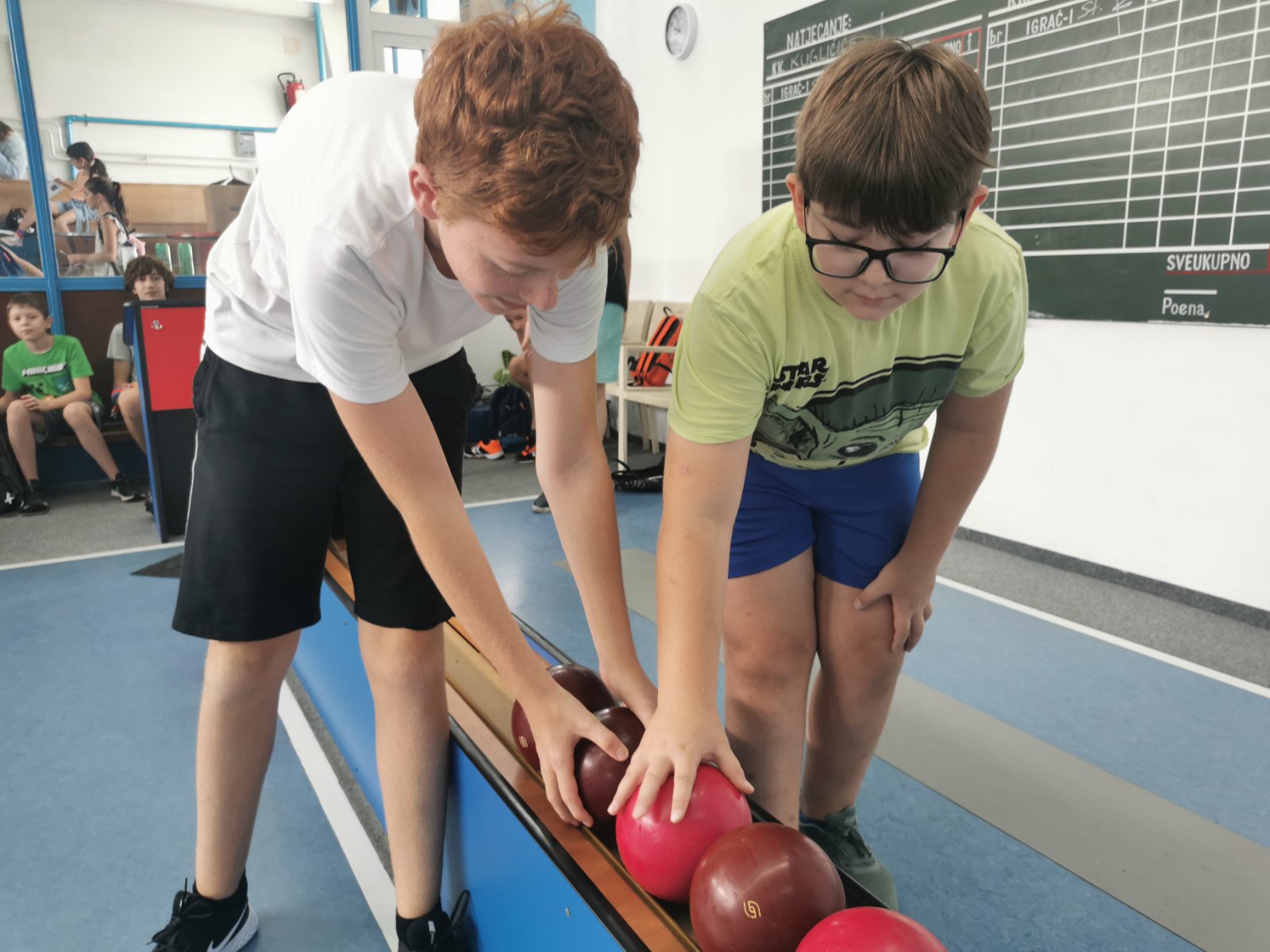 Veliki broj školaraca na kampovima iz kuglanja i rukometa