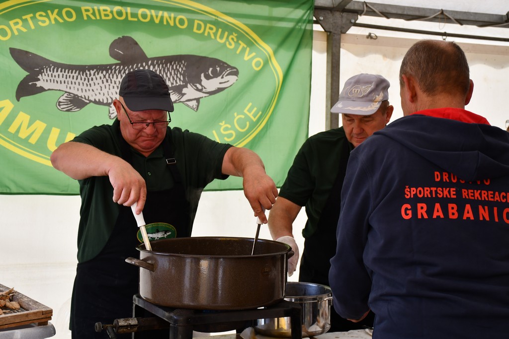 PROSLAVA JESENI Brojni zaljubljenici u kulturnu baštinu i tradiciju našega kraja okupili se na Danima zahvalnosti za plodove zemlje PROSLAVA JESENI Brojni zaljubljenici u kulturnu baštinu i tradiciju našega kraja okupili se na Danima zahvalnosti za plodove zemlje