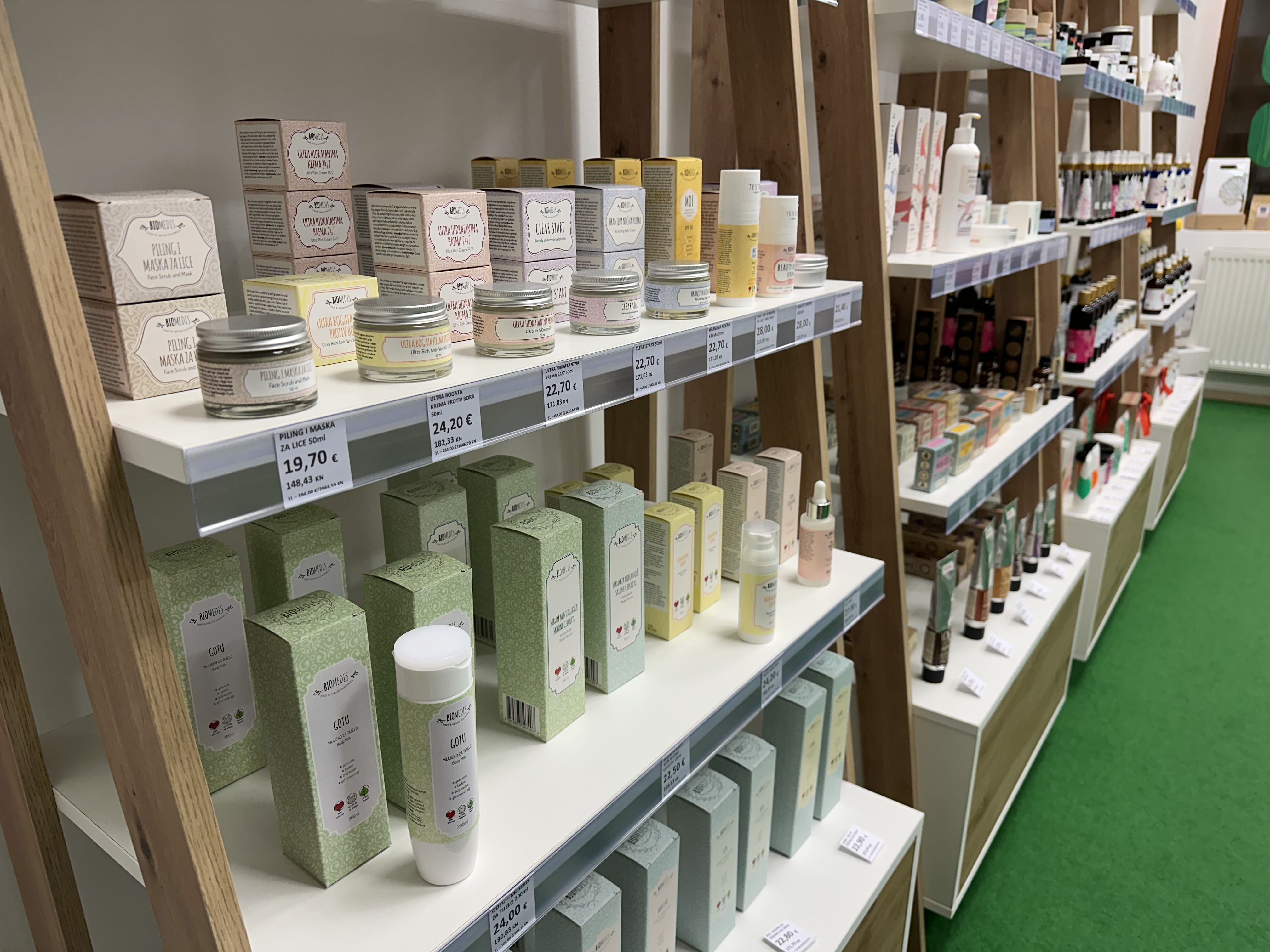 crosmetica božić 2023