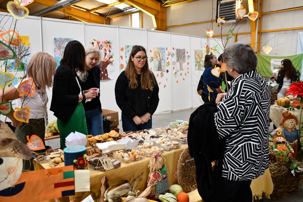 PROSLAVA JESENI Brojni zaljubljenici u kulturnu baštinu i tradiciju našega kraja okupili se na Danima zahvalnosti za plodove zemlje PROSLAVA JESENI Brojni zaljubljenici u kulturnu baštinu i tradiciju našega kraja okupili se na Danima zahvalnosti za plodove zemlje