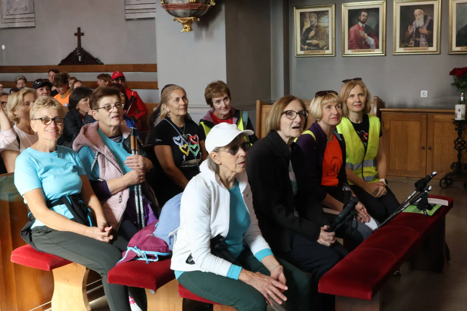 festival nordijskog hodanja i pješačenja 2024, posjet crkvi i muzeju (1)