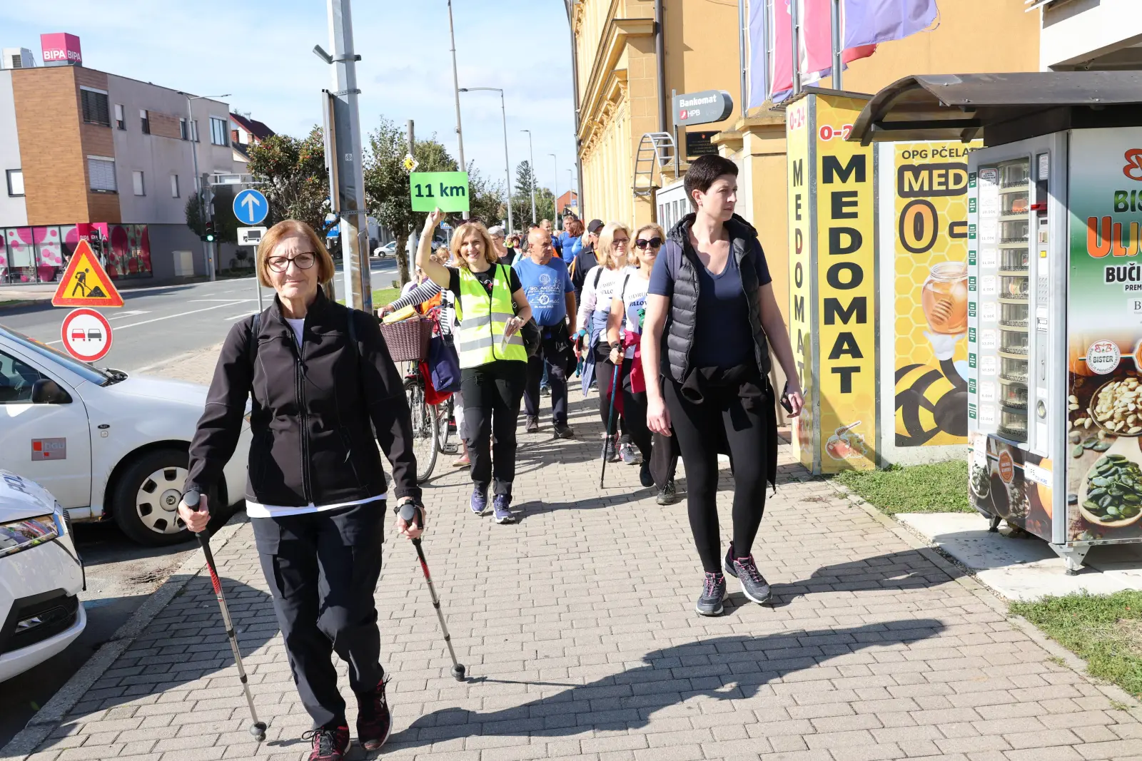 festival nordijskog hodanja i pješačenja 2024, posjet crkvi i muzeju (10)