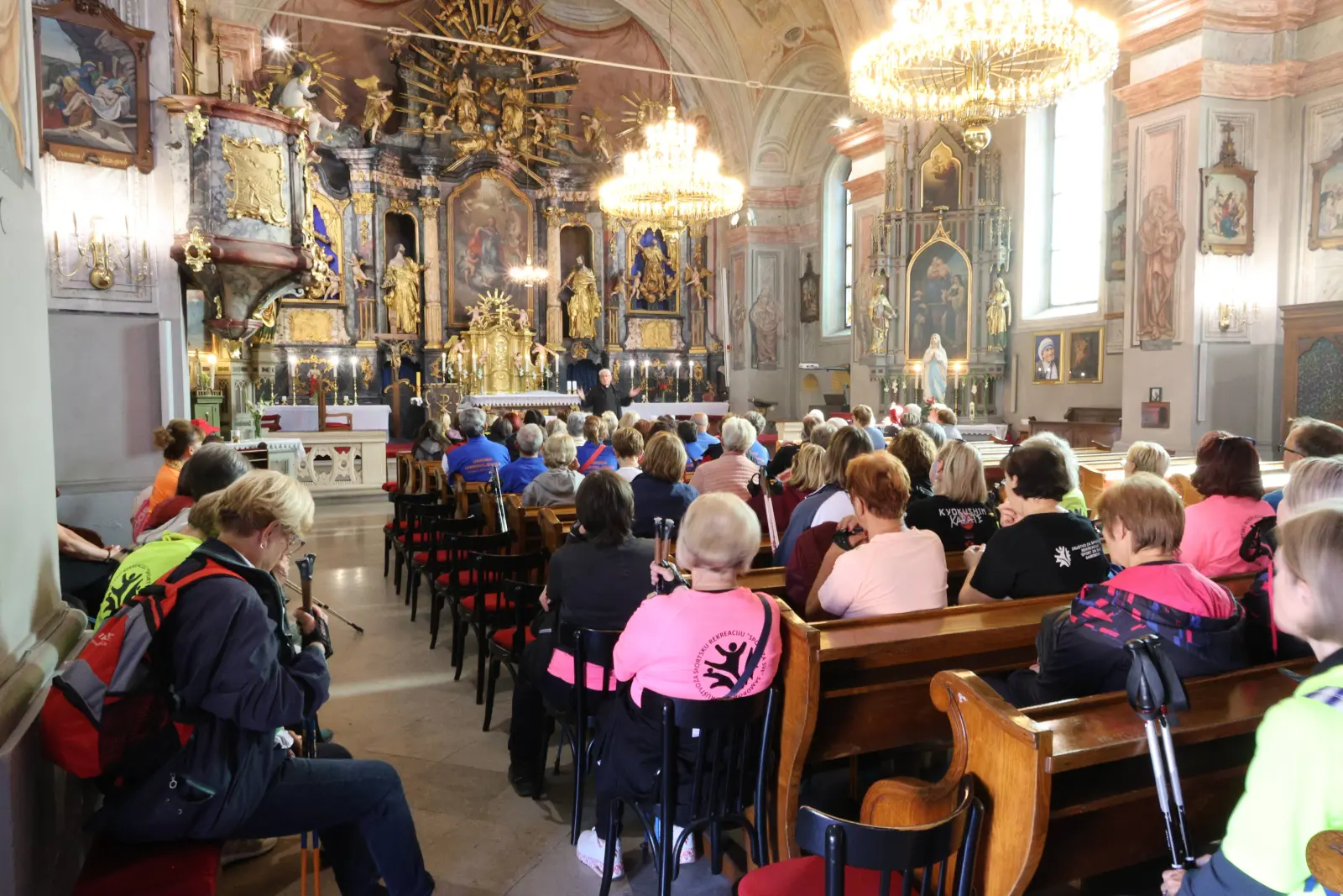 festival nordijskog hodanja i pješačenja 2024, posjet crkvi i muzeju (2)