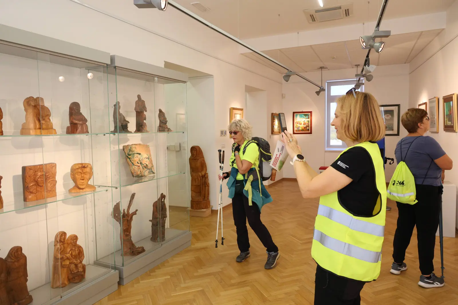 festival nordijskog hodanja i pješačenja 2024, posjet crkvi i muzeju (4)