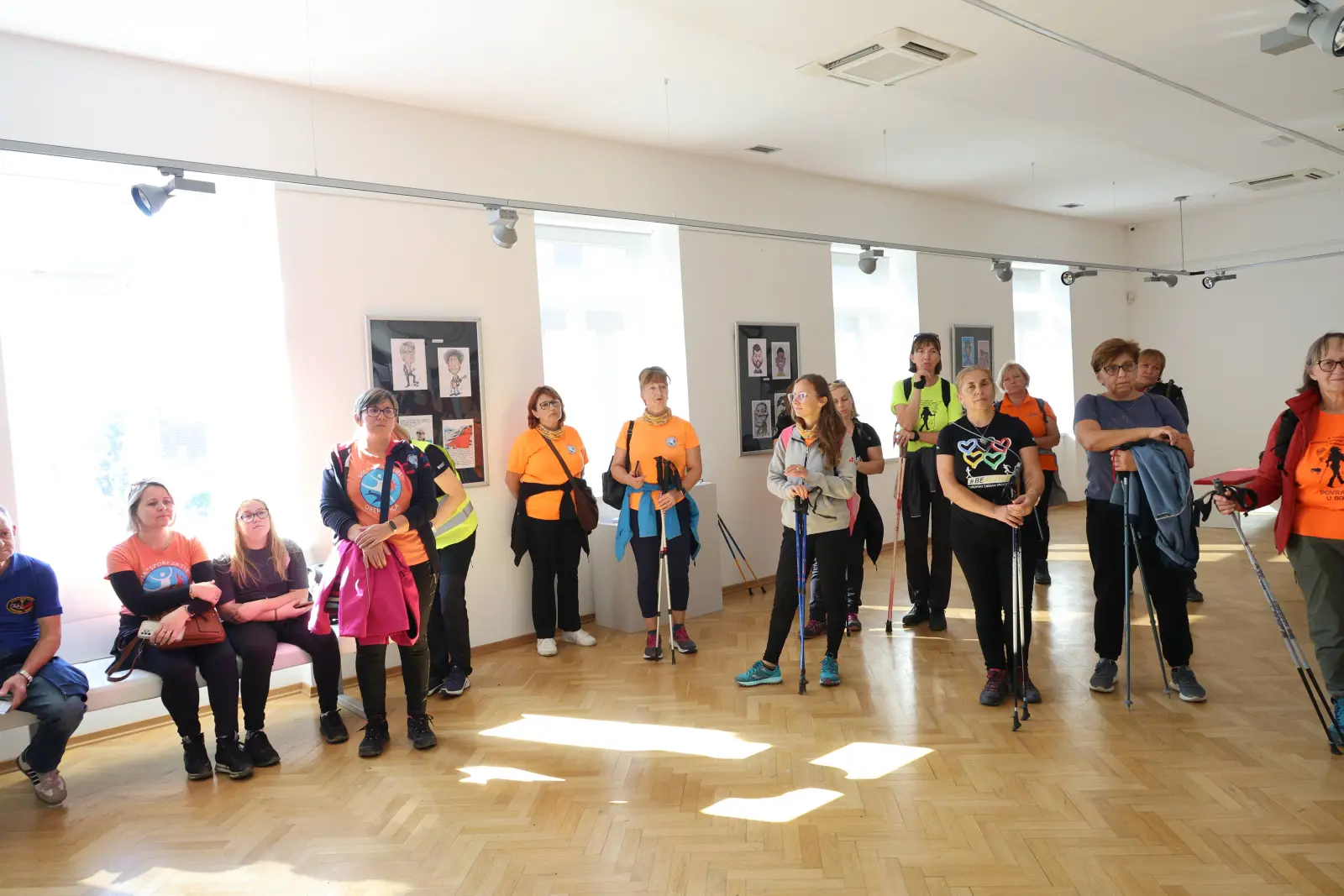 festival nordijskog hodanja i pješačenja 2024, posjet crkvi i muzeju (8)