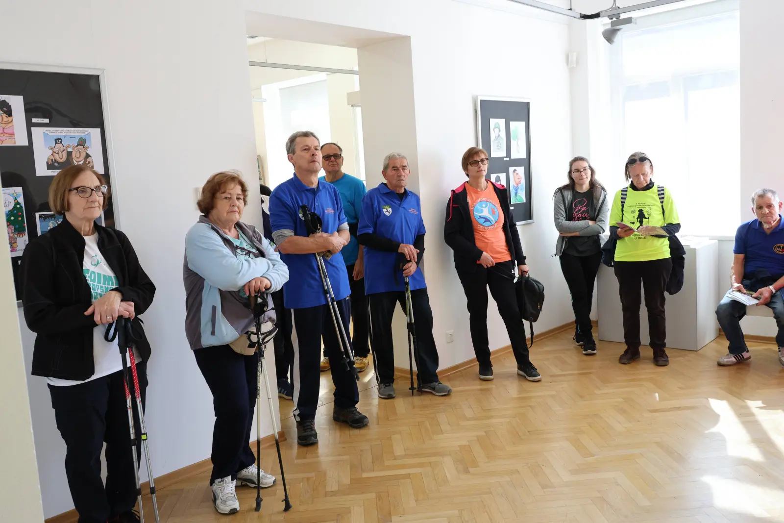 festival nordijskog hodanja i pješačenja 2024, posjet crkvi i muzeju (9)