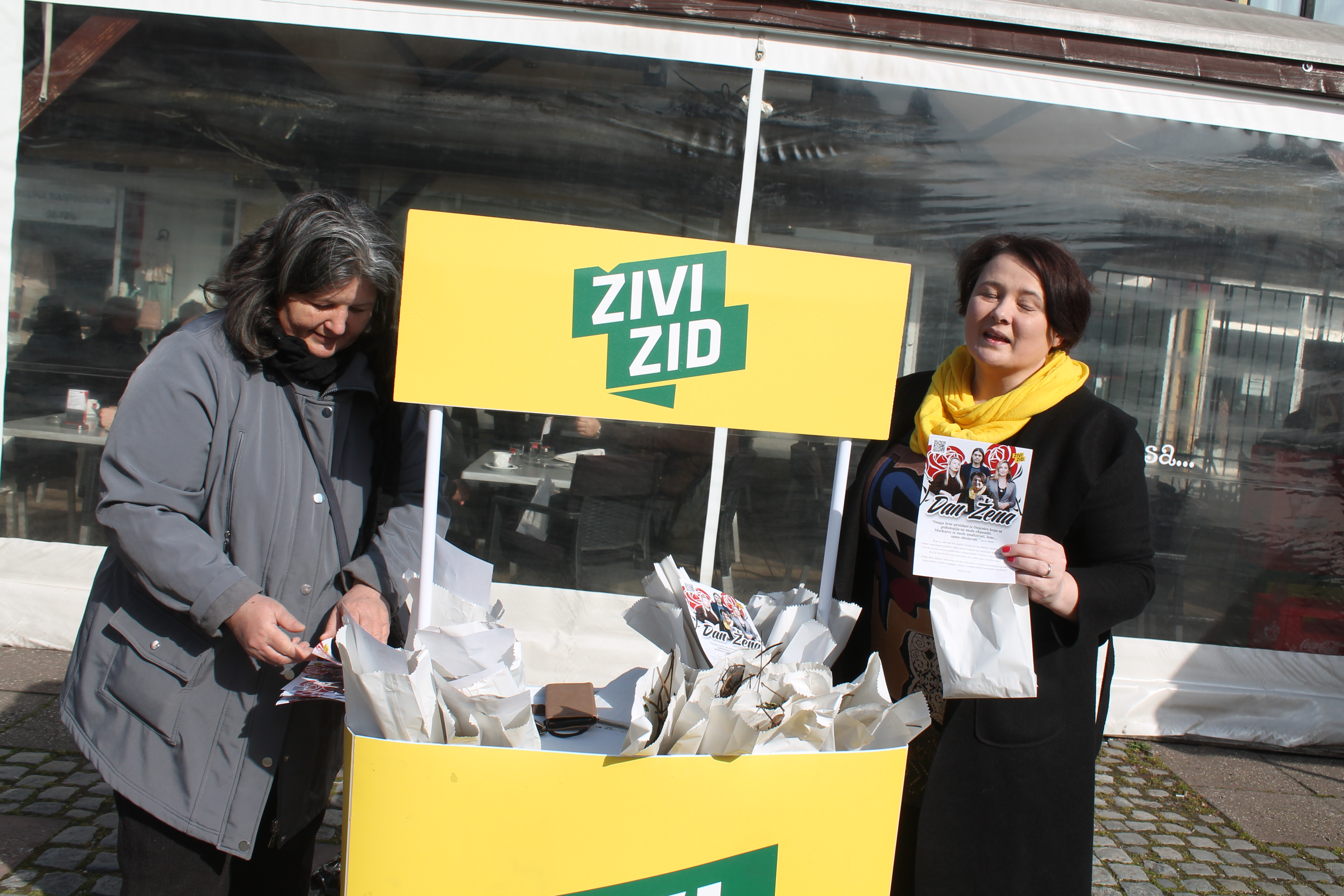 ‘ŽENE, SRETAN VAM VAŠ DAN’ Političari darivali prolaznice gradom