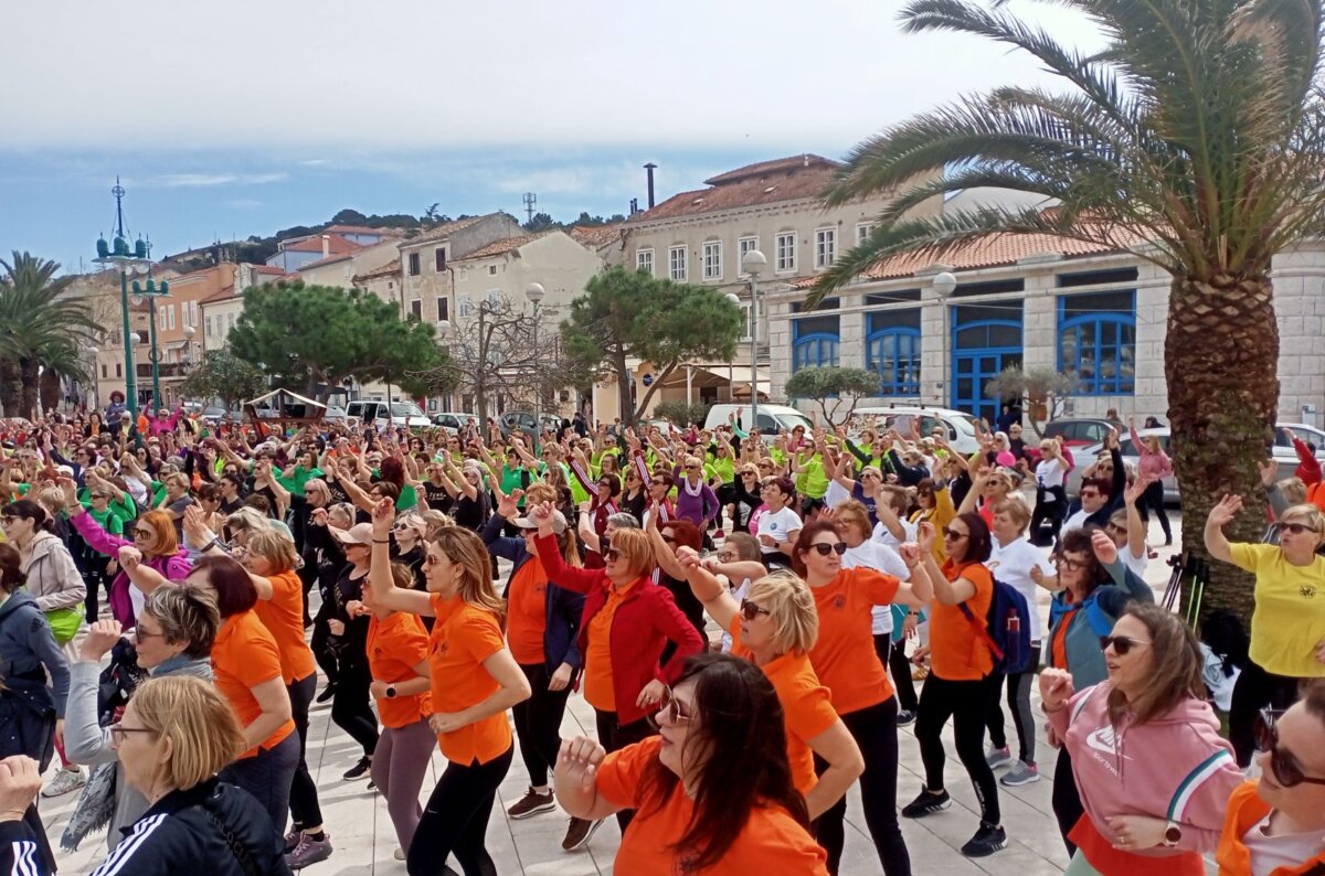 grupno vježbanje na trgu