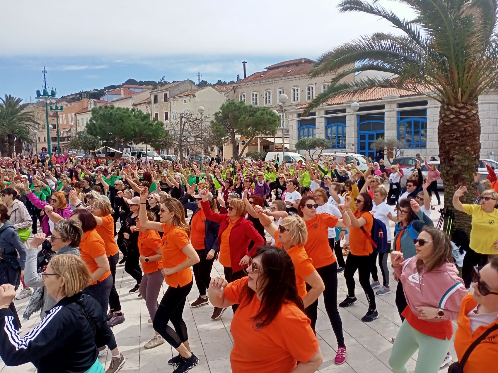 grupno vježbanje na trgu grupno vježbanje na trgu