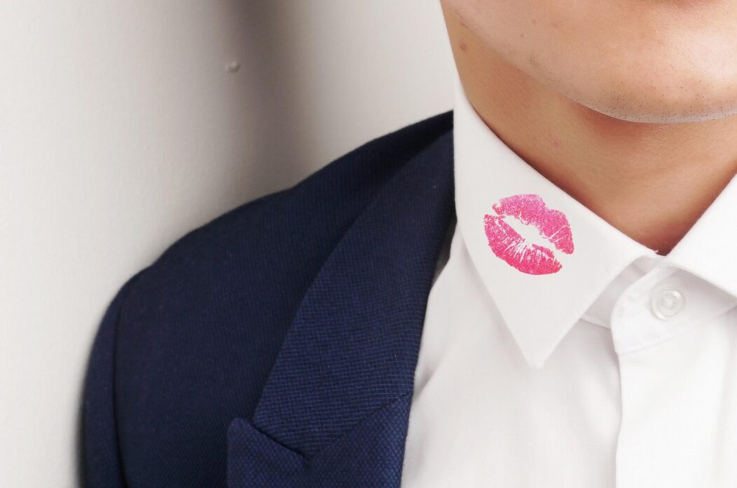 kiss-mark-5654536_1920