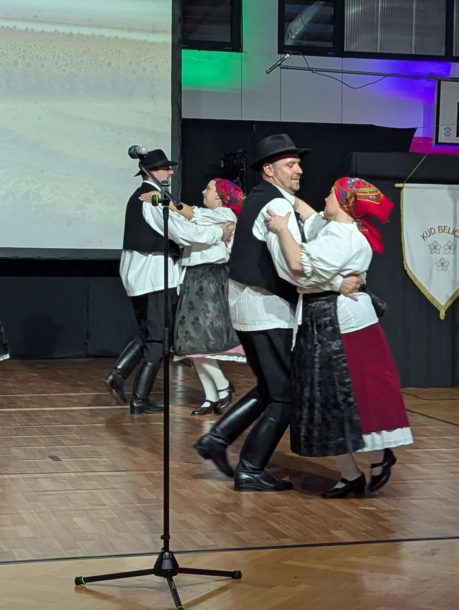 korak uz korak, ruku pod ruku (8)
