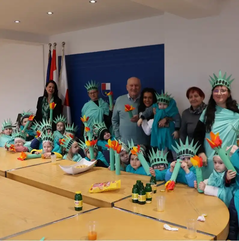 male maškare (12) male maškare (12)