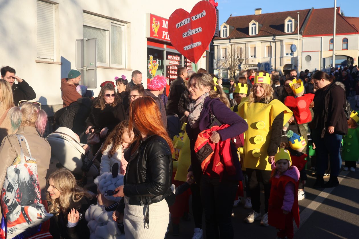 mali serjojnski fašnik (23) mali serjojnski fašnik (23)