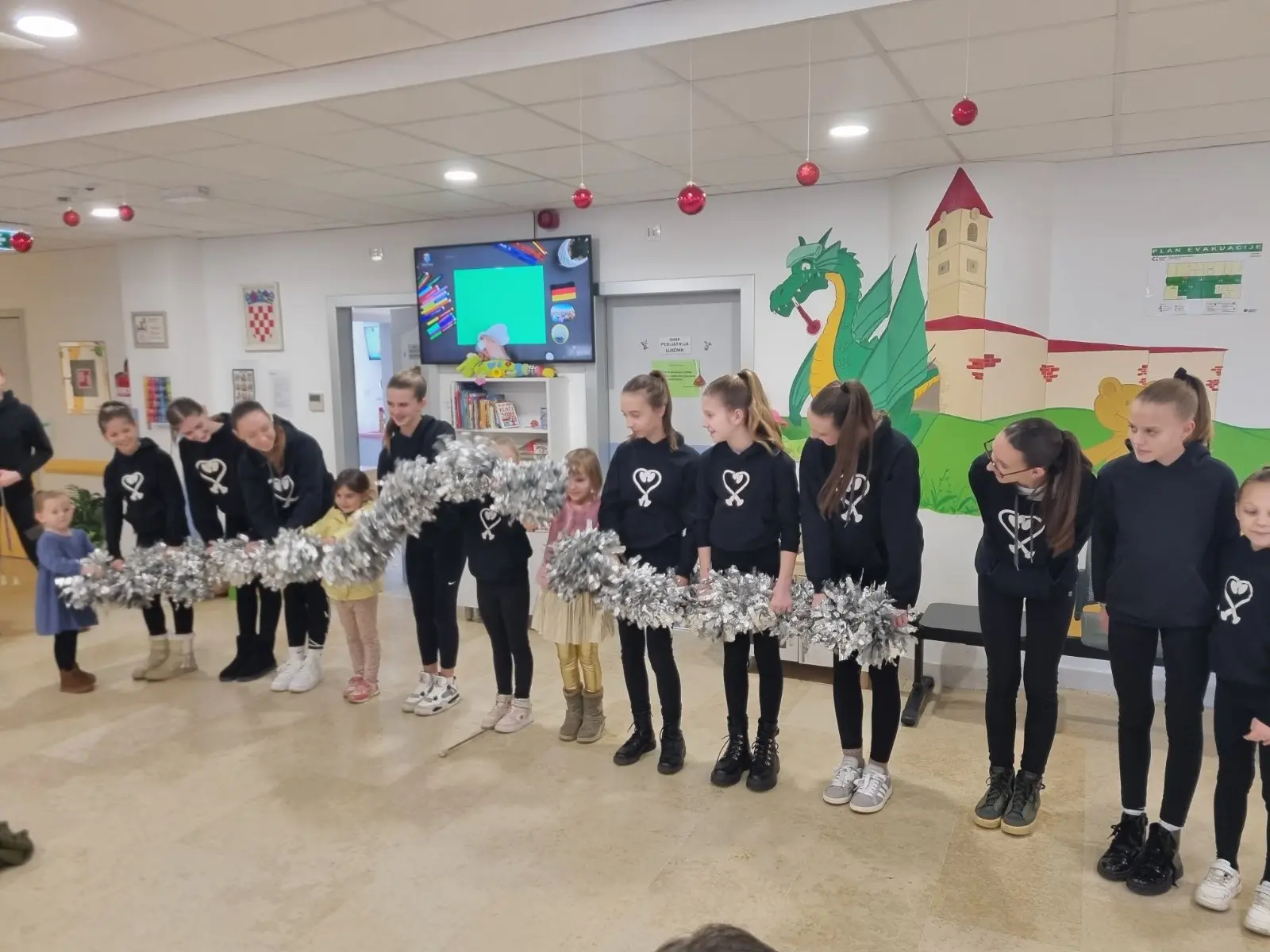 mažoretkinje murskog središća u bolnici (2)