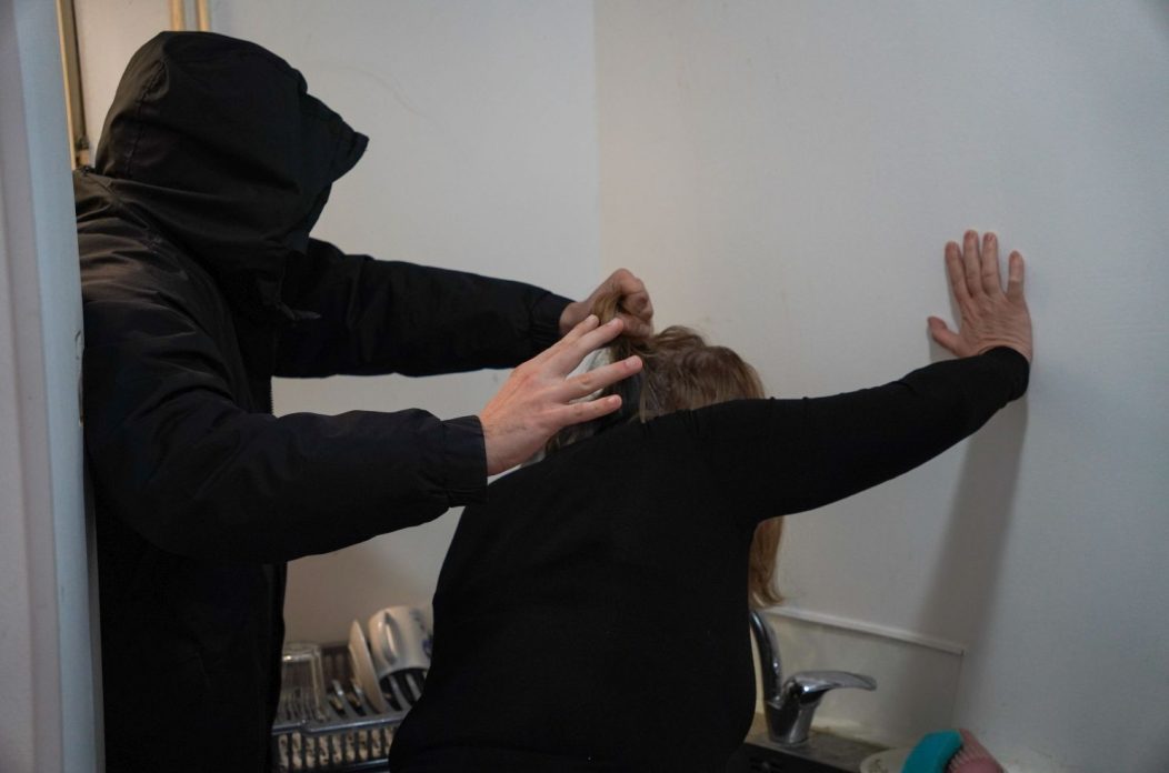 nasilje nad ženama tučnjava zlostavljanje čupanje kose ilustracija (1) nasilje nad ženama tučnjava zlostavljanje čupanje kose ilustracija (1)