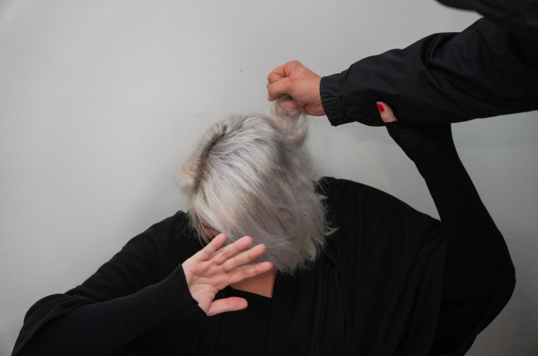 nasilje nad ženama tučnjava zlostavljanje čupanje kose ilustracija (5)