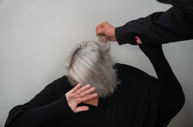 nasilje nad ženama tučnjava zlostavljanje čupanje kose ilustracija (5)