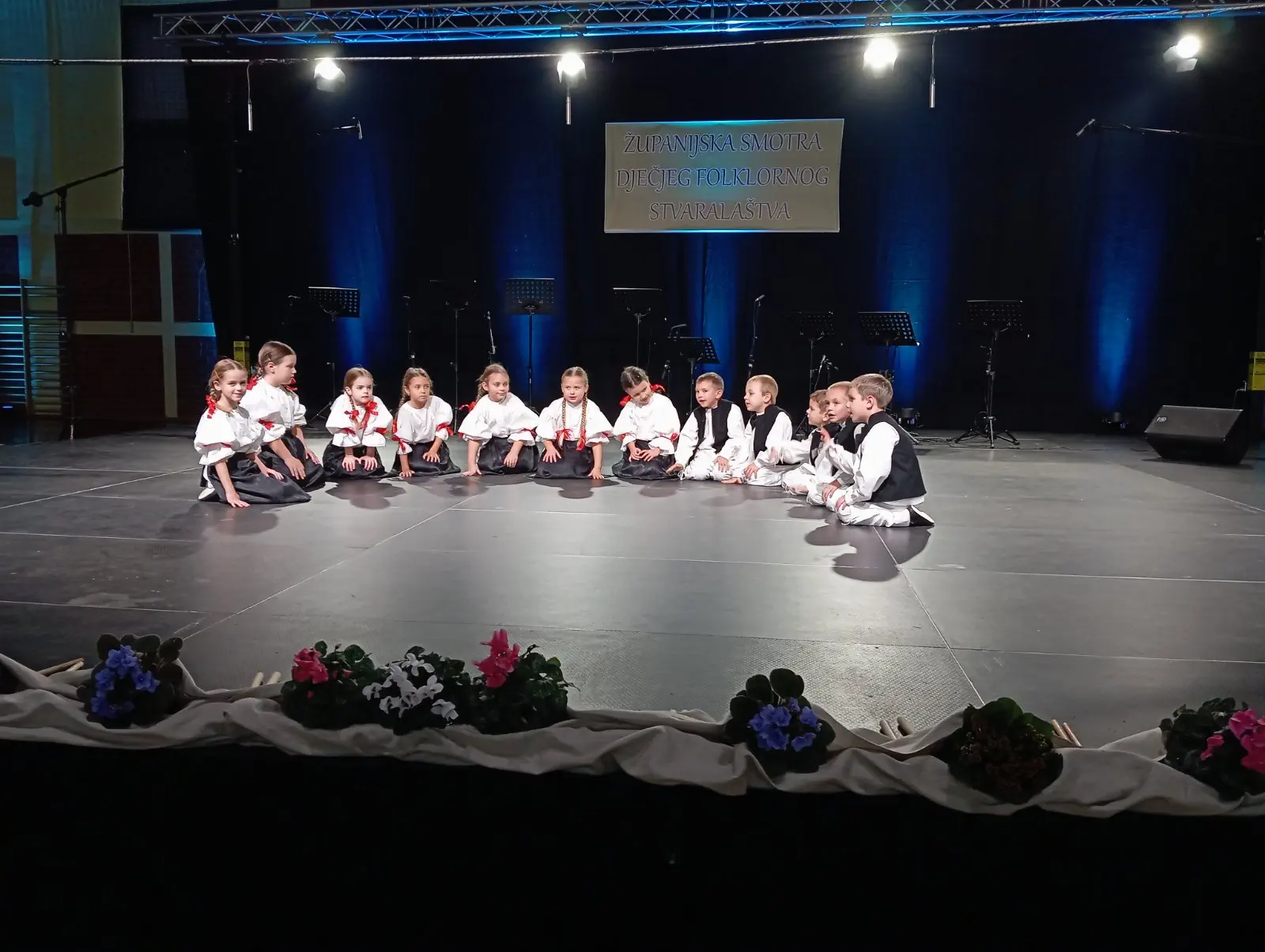 nastup ‘Vrapčića’ na 22. Smotri dječjeg folklornog stvaralaštva (7) nastup ‘Vrapčića’ na 22. Smotri dječjeg folklornog stvaralaštva (7)