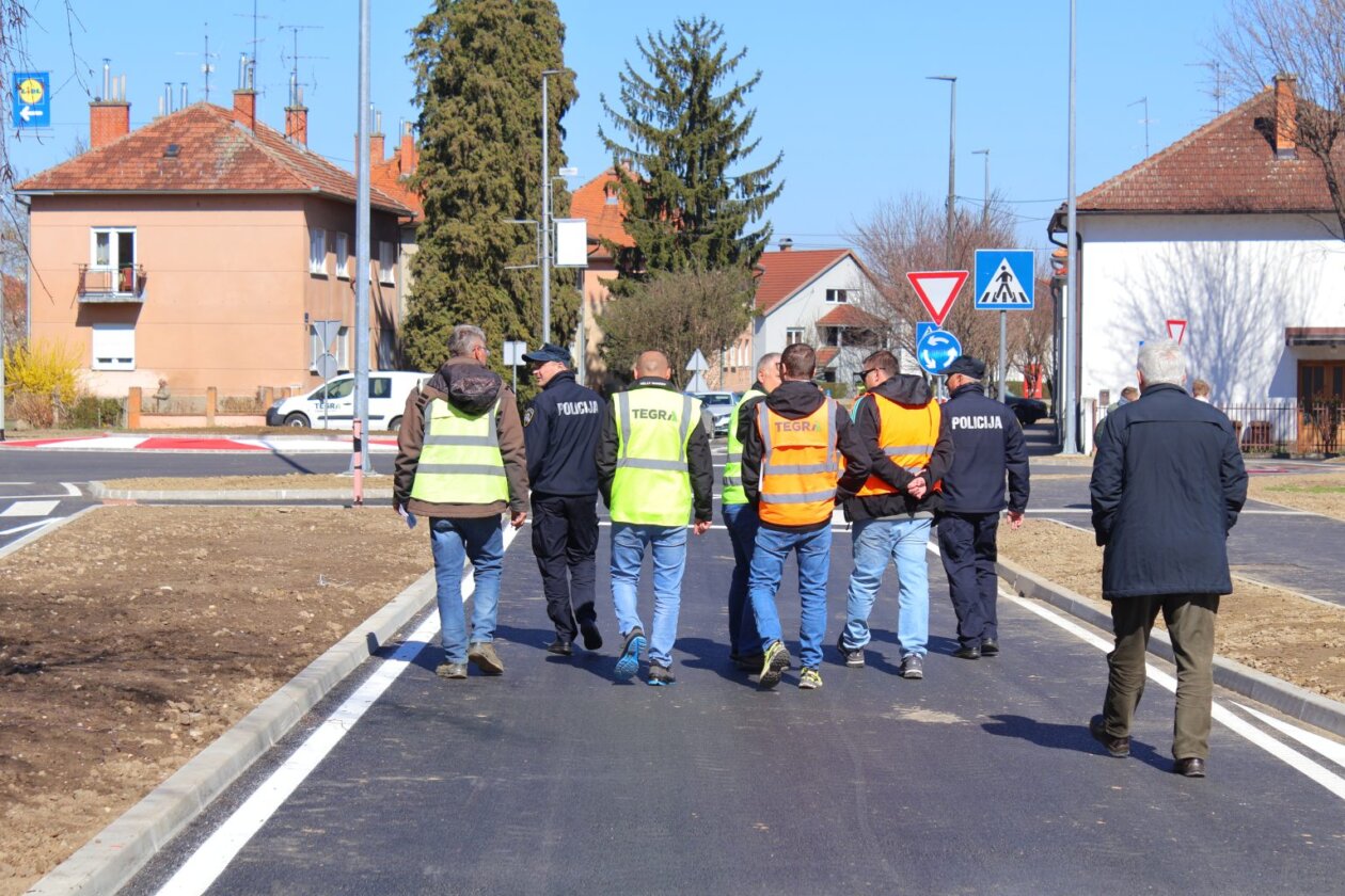 novo kružno raskrižje na križanju Ulice Tome Masaryka i Ivama Mažuranića u Čakovcu (25) novo kružno raskrižje na križanju Ulice Tome Masaryka i Ivama Mažuranića u Čakovcu (25)