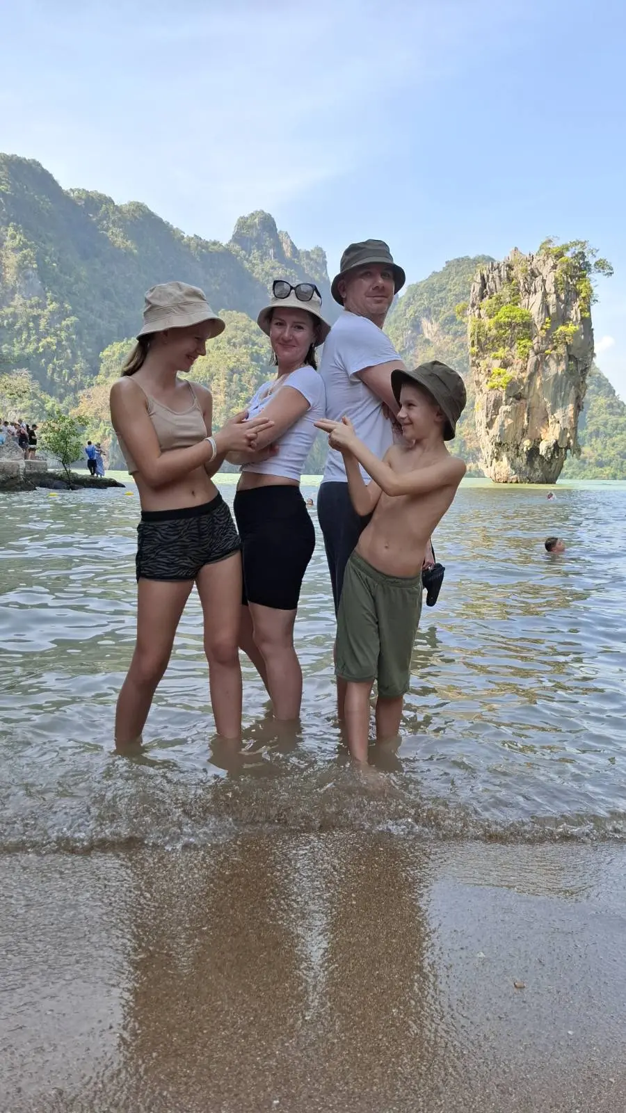 obitelj vrbanec, nikolina mario u tajlandu (6) obitelj vrbanec, nikolina mario u tajlandu (6)