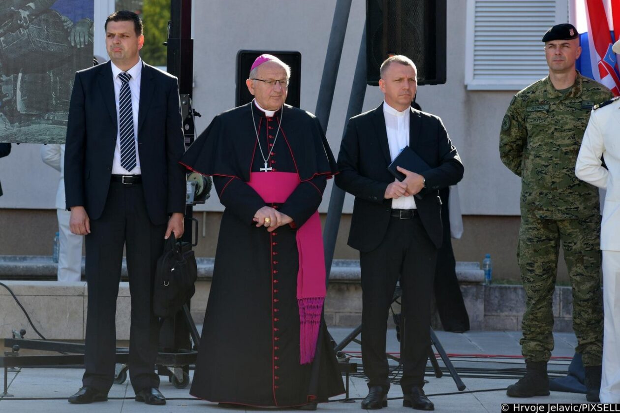 Knin: Dravni vrh na polaganju vijenaca na spomenik Oluja 95