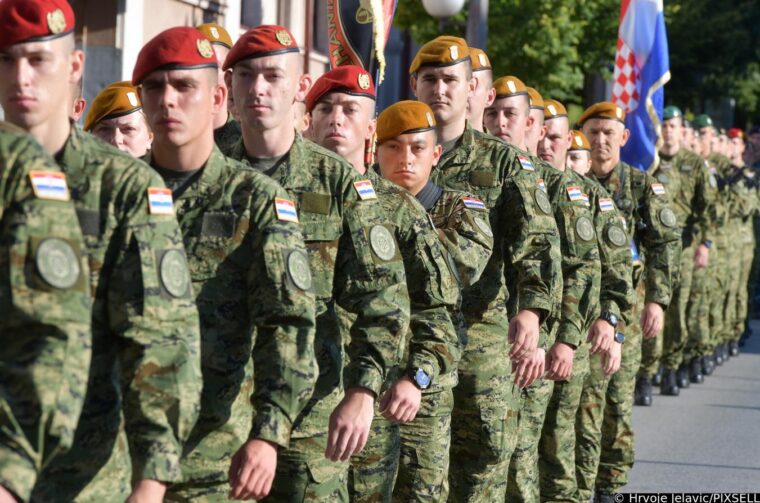 Knin: Dravni vrh na polaganju vijenaca na spomenik Oluja 95