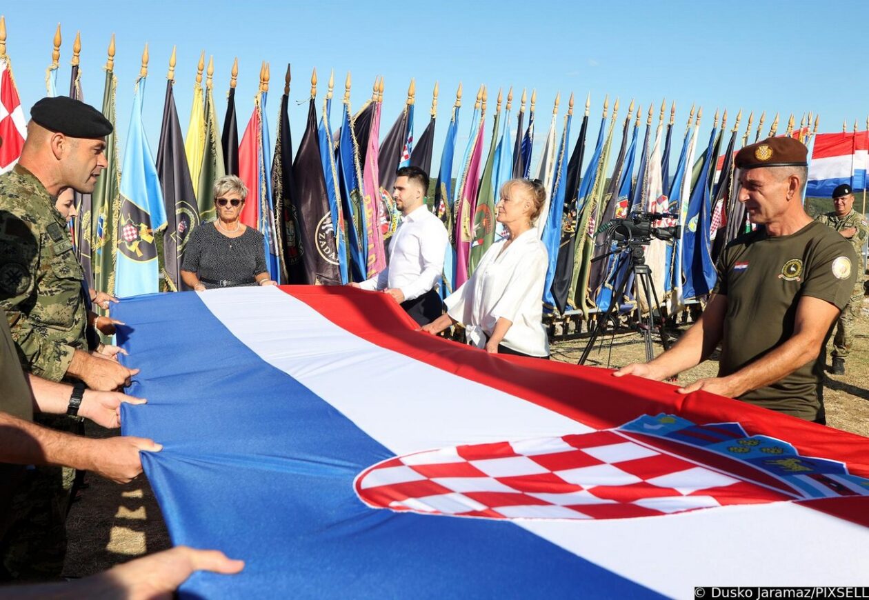 Na kninskoj tvrđavi podignuta hrvatska zastava