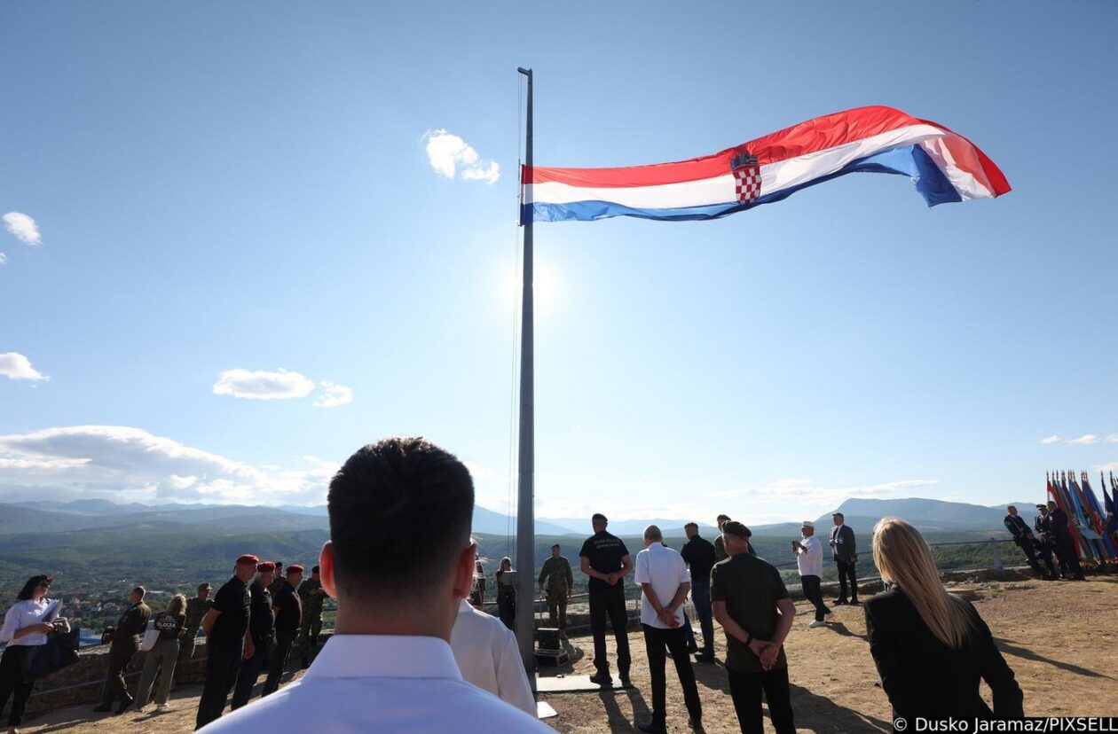 Na kninskoj tvrđavi podignuta hrvatska zastava