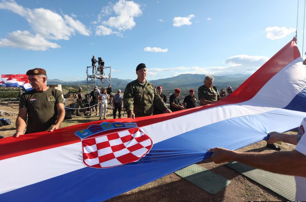 Na kninskoj tvrđavi podignuta hrvatska zastava Na kninskoj tvrđavi podignuta hrvatska zastava