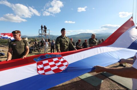 Na kninskoj tvrđavi podignuta hrvatska zastava