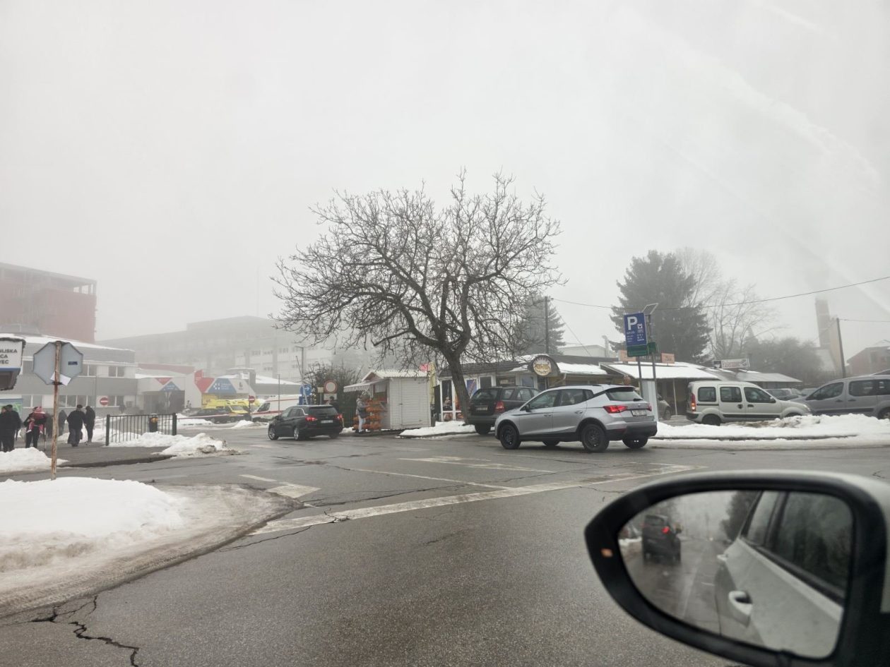 parkiralište bolnica snijeg gužva (1) parkiralište bolnica snijeg gužva (1)