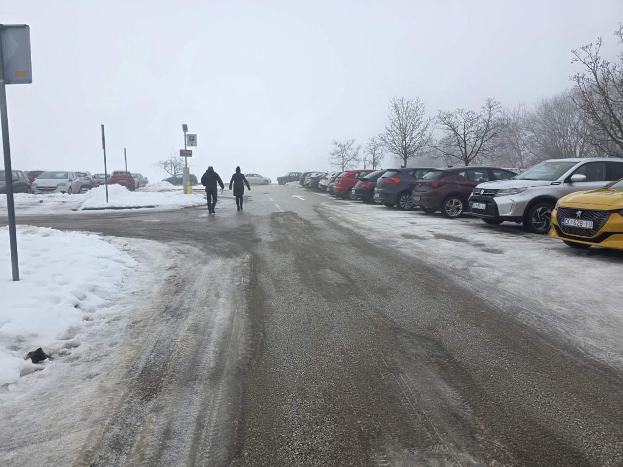 parkiralište bolnica snijeg gužva (22) parkiralište bolnica snijeg gužva (22)
