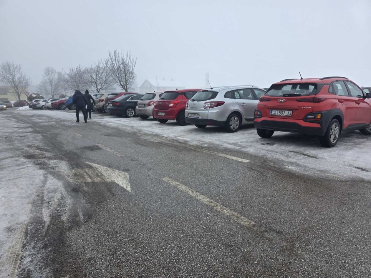 parkiralište bolnica snijeg gužva (24) parkiralište bolnica snijeg gužva (24)
