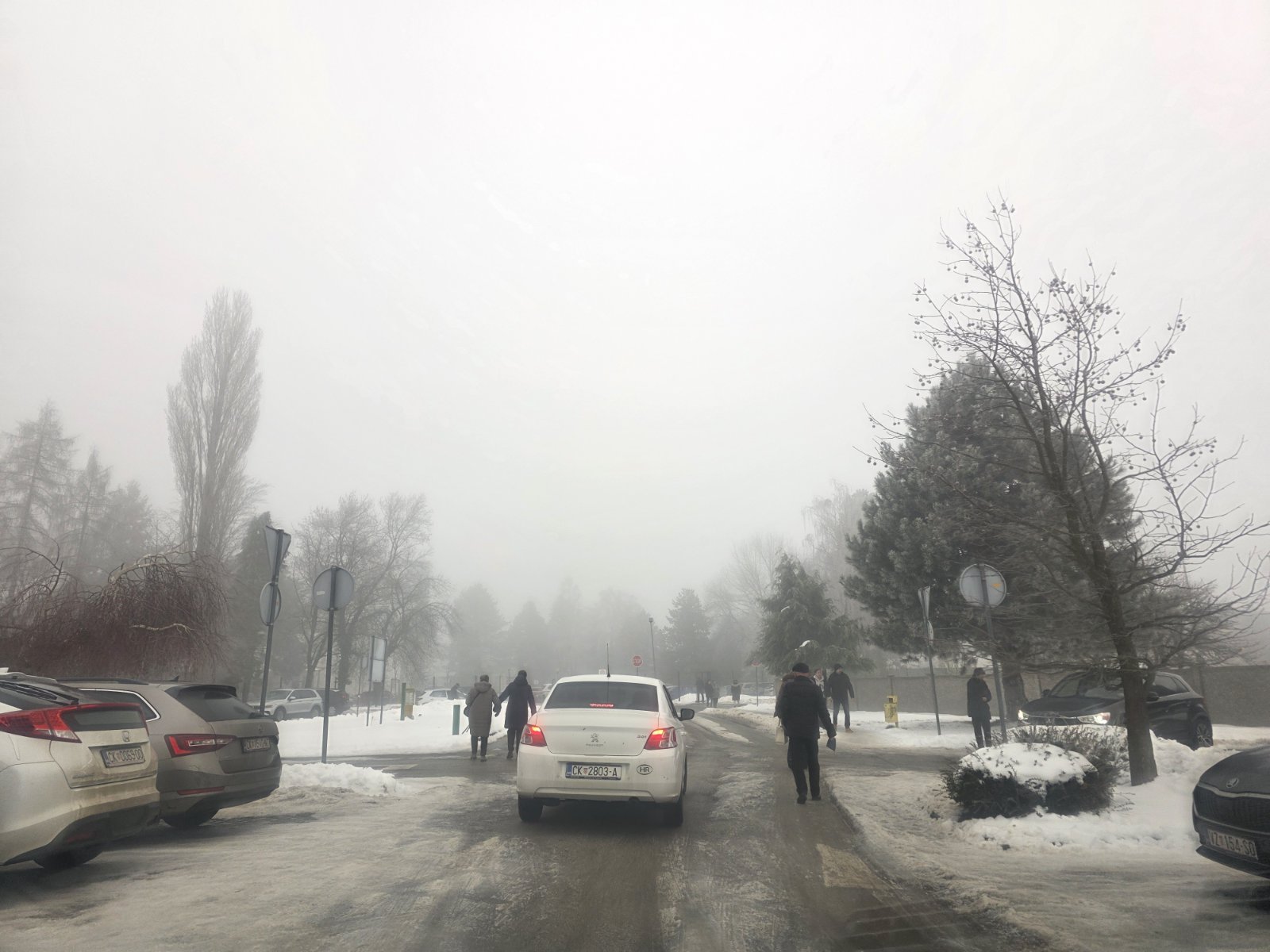 parkiralište bolnica snijeg gužva (8)