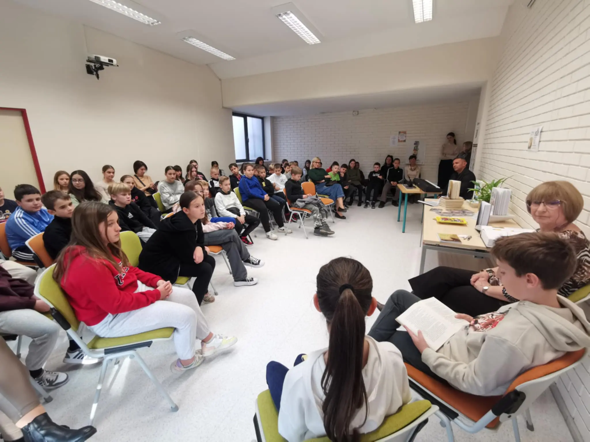 petrana sabolek u knjižnici (13)