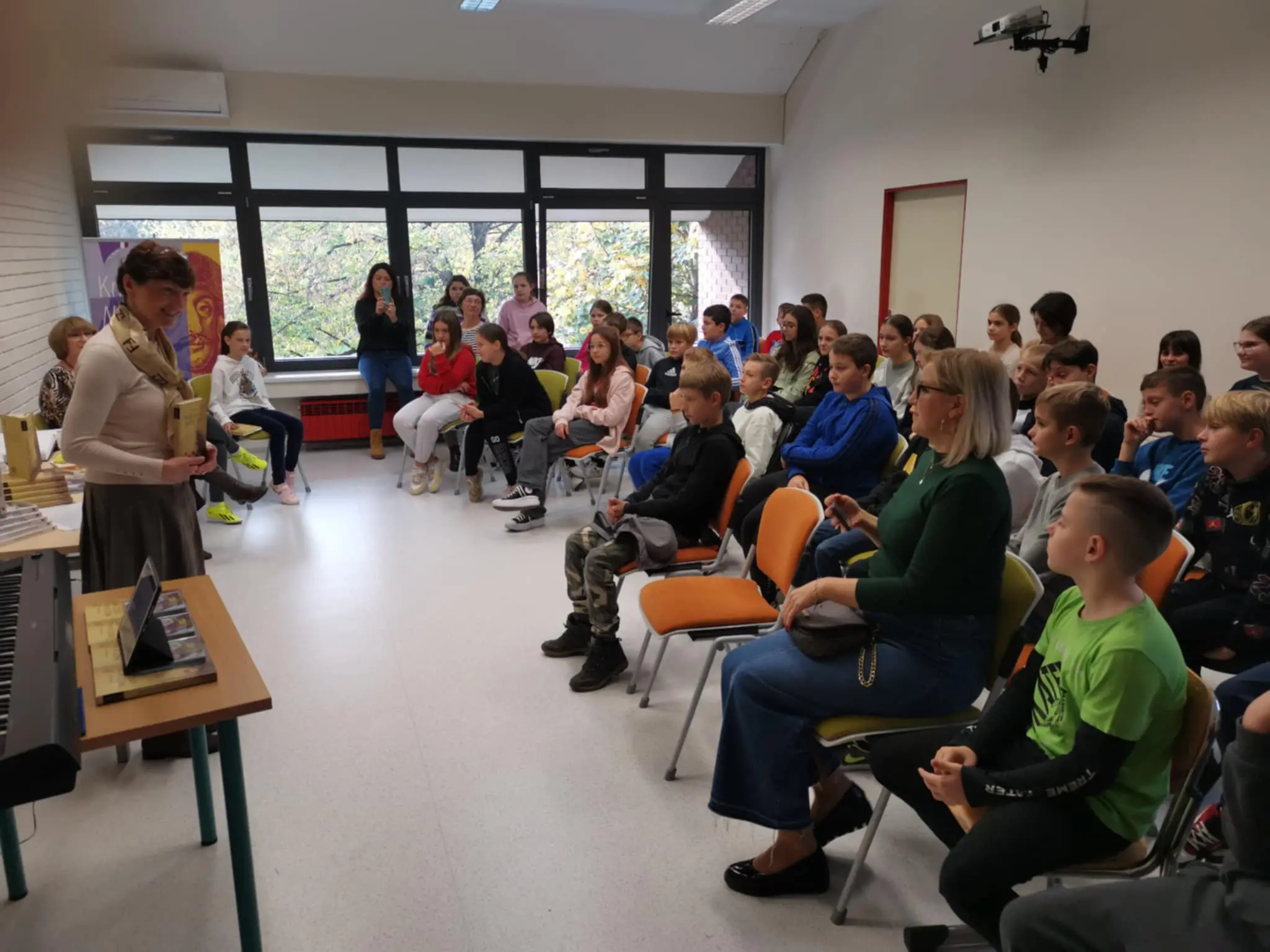 petrana sabolek u knjižnici (8)