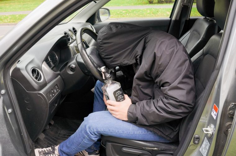 pijan vozač alkohol auto volan ilustracija (10)