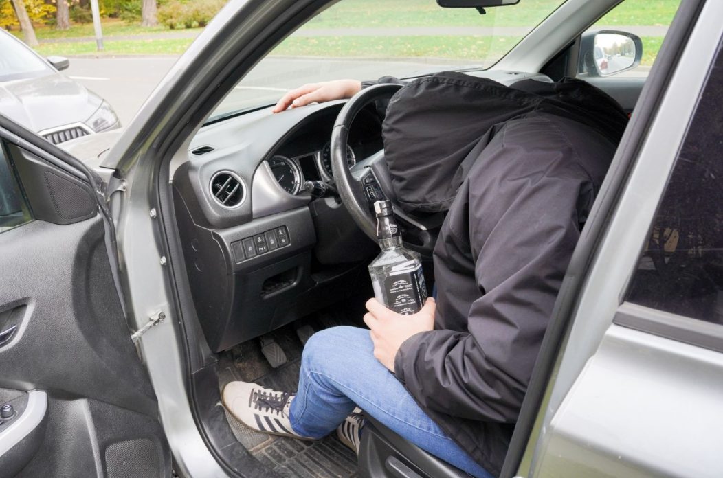 pijan vozač alkohol auto volan ilustracija (14)