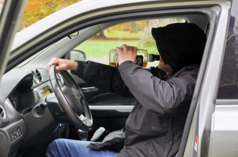 pijan vozač alkohol auto volan ilustracija (17) pijan vozač alkohol auto volan ilustracija (17)