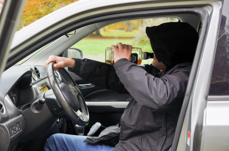 pijan vozač alkohol auto volan ilustracija (17)