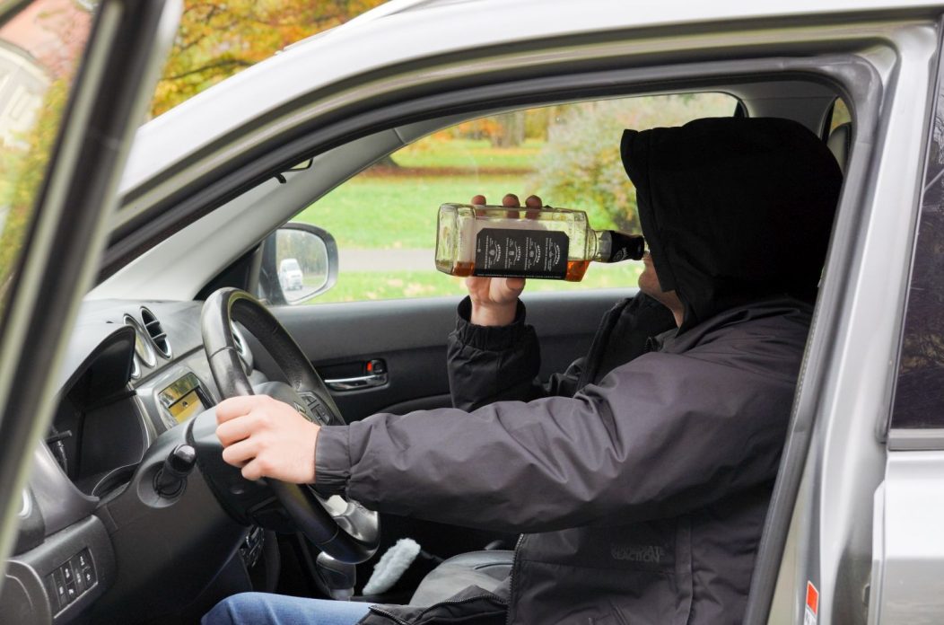 pijan vozač alkohol auto volan ilustracija (18)