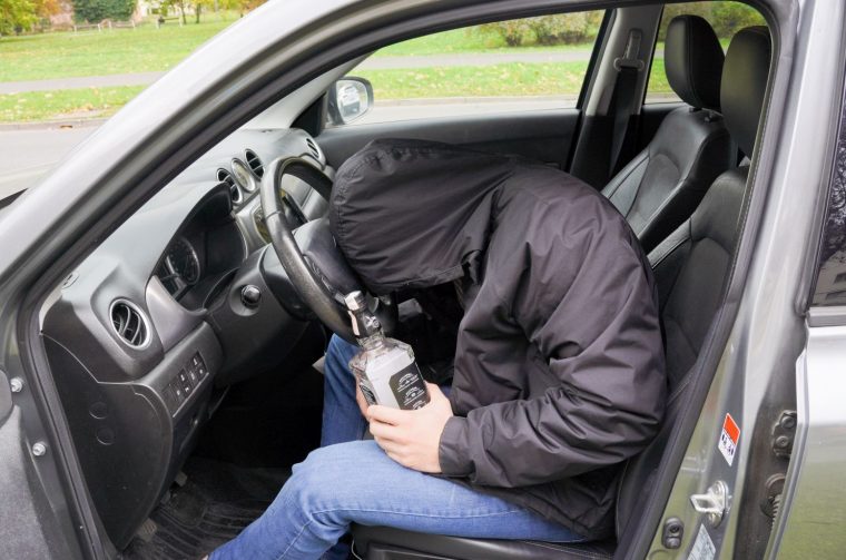 pijan vozač alkohol auto volan ilustracija (9)