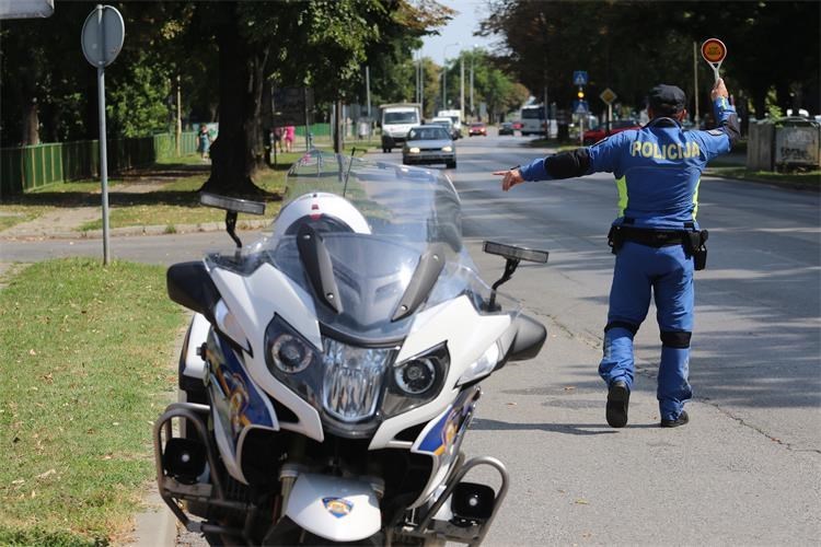 policijaa