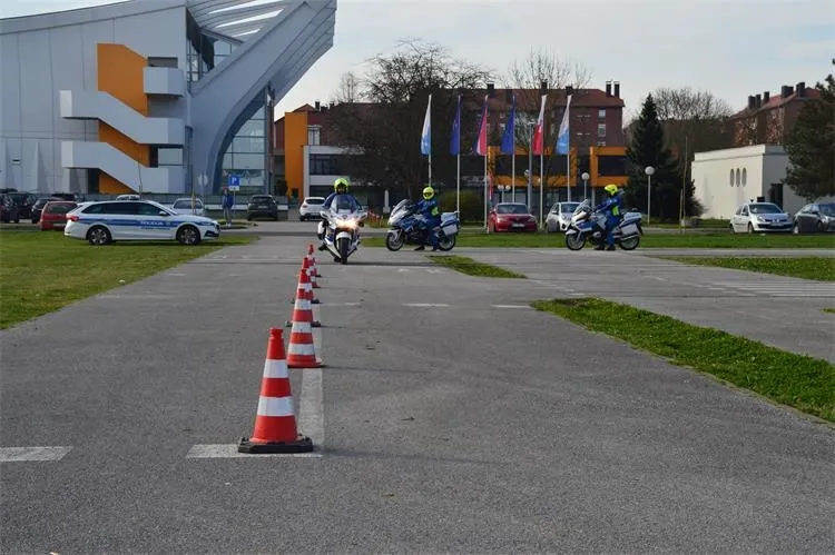 policajc na motorima (1) policajc na motorima (1)